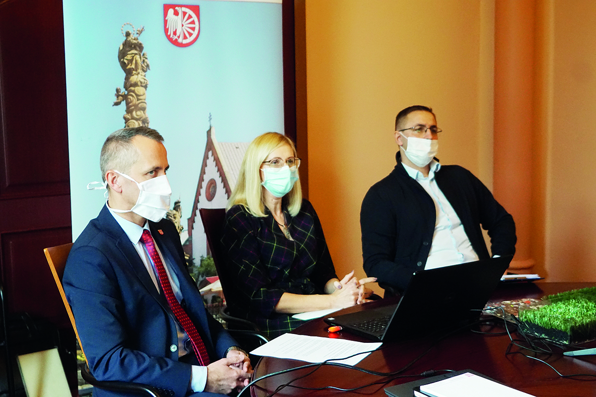 Dariusz Polowy, Izabella Szklarczuk, Marek Hanzel podczas konferencji nt. sztucznej murawy