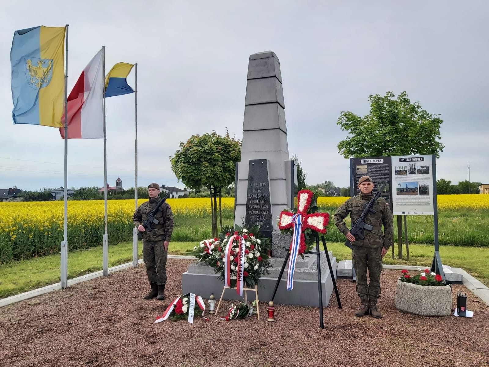 Wartę honorową przy pomniku powstańczym w Olzie wystawił oddział WOT