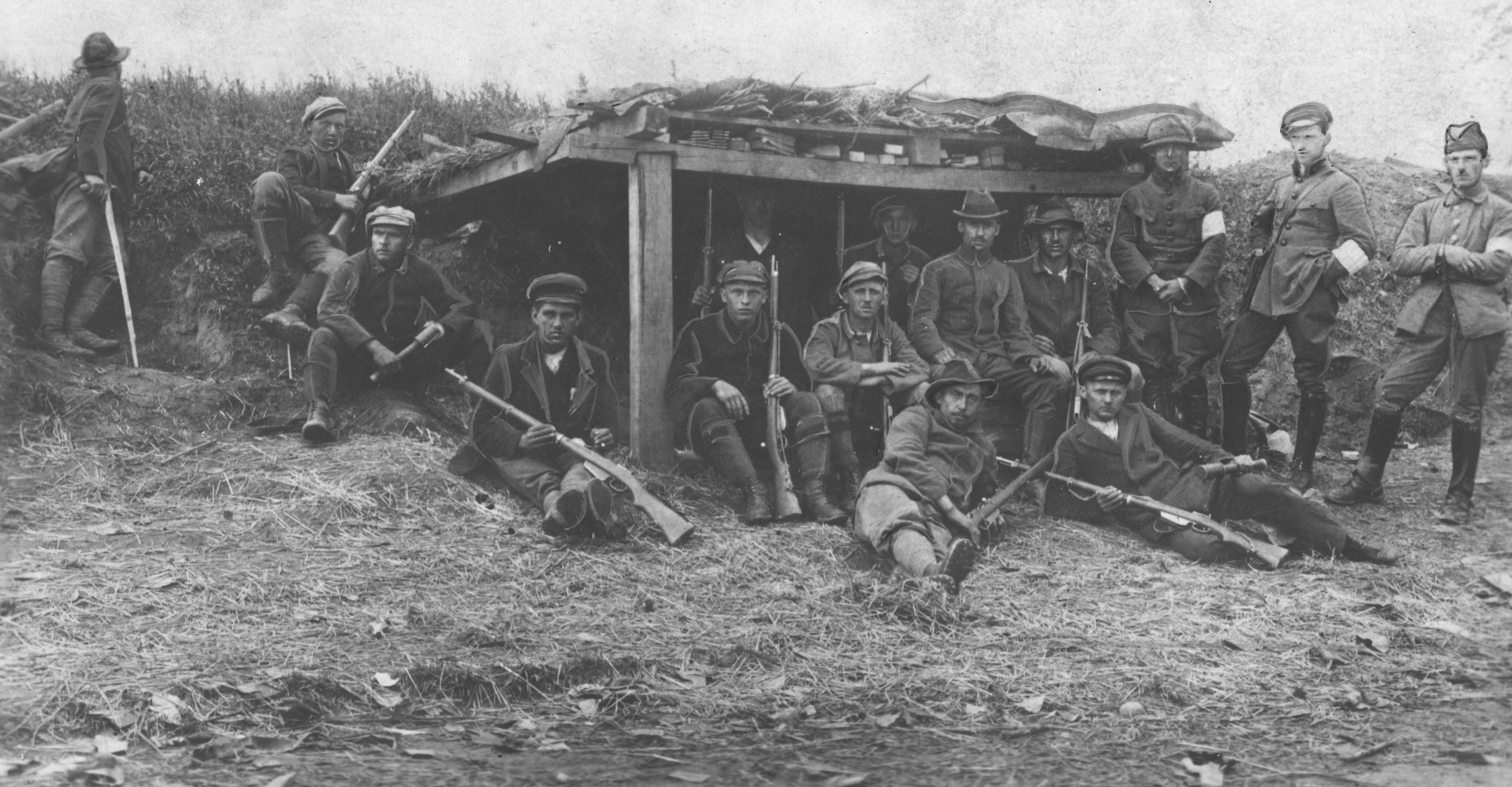 Grupa powstańców na pozycjach nad Olzą. Fot. Narodowe Archiwum Cyfrowe