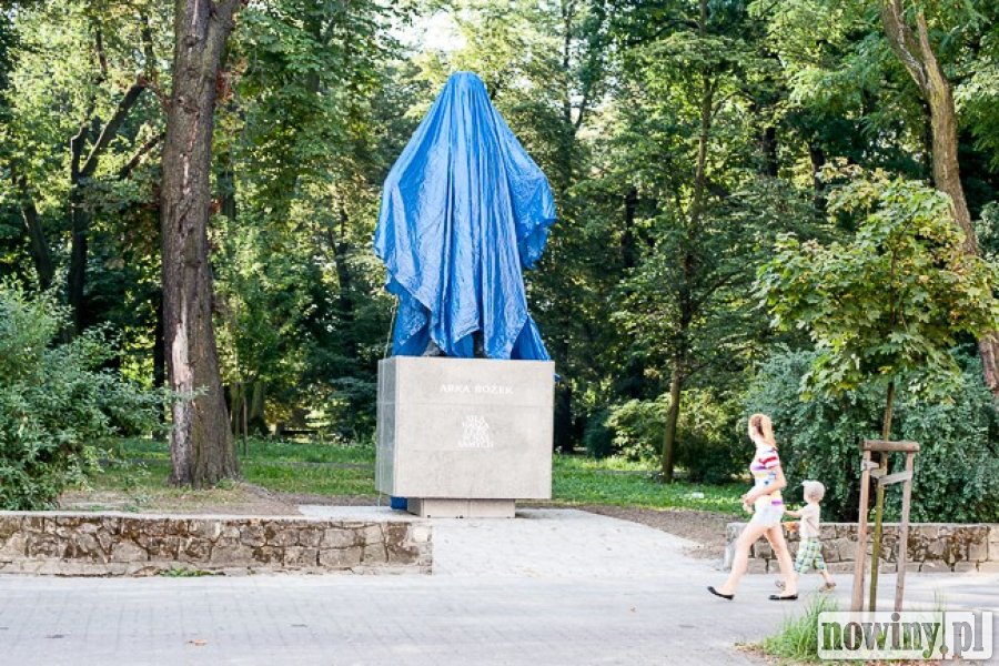 W lipcu 2013 roku pomnik Arki Bożka został przeniesiony z placu u zbiegu ulic Opawskiej, Lwowskiej i Kochanowskiego do parku Roth. Zobaczcie zdjęcia z tego historycznego wydarzenia.