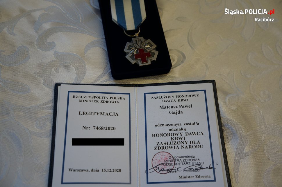 Odznaka, którą otrzymał raciborski stróż prawa, jest odznaczeniem państwowym, nadanym przez Ministra Zdrowia.