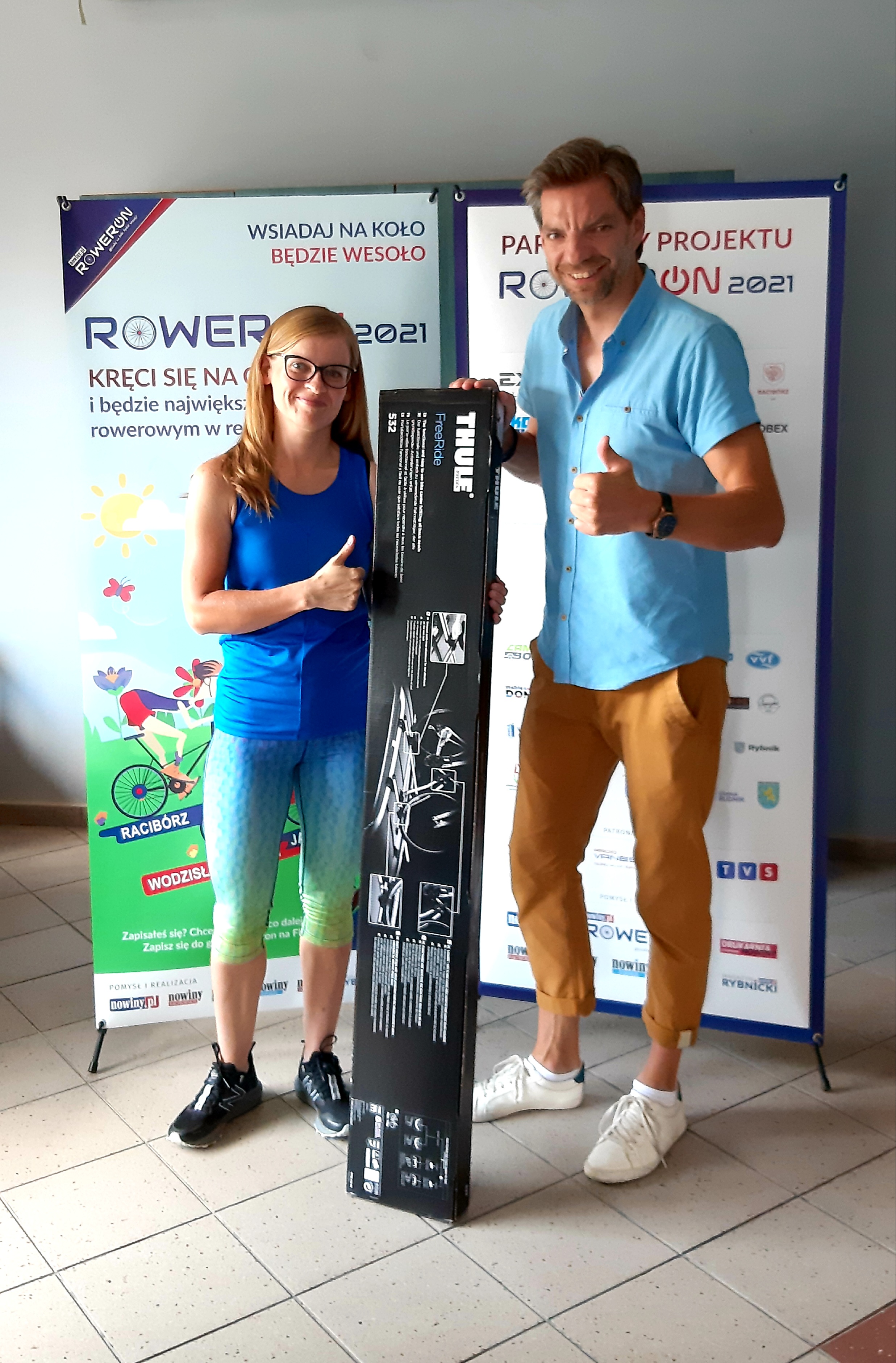 Edyta Lipka wygrała LONG Challenge RowerON 2021 w kategorii kobiet. Nagrodę - bagażnik dachowy THULE FREERIDE 532 - wręczył jej Marek Kuder, szef biura reklamy Nowin. Sponsorem nagrody jest firma CAMPBOX z Raciborza.