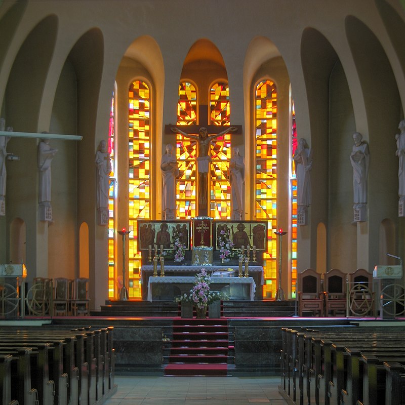 Wnętrze kościoła w Bytomiu odbiega wyglądem od raciborskiego "Serca" (fot. Adrian Tync, CC BY-SA 4.0).