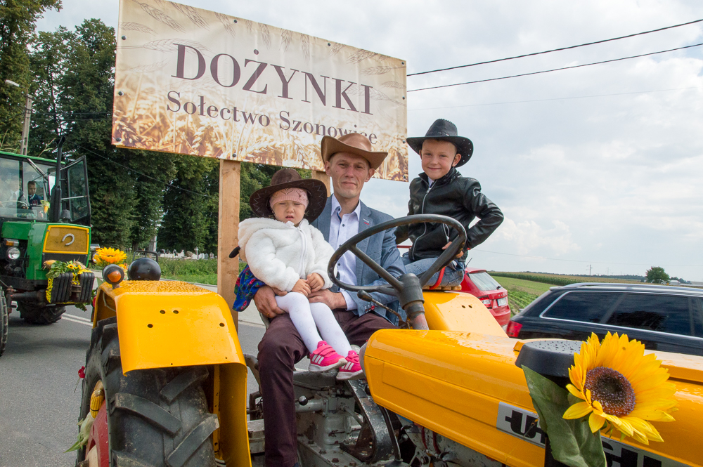 Marcin Kubica z córką Zuzią i synem Krzysiem w dożynkowym korowodzie.