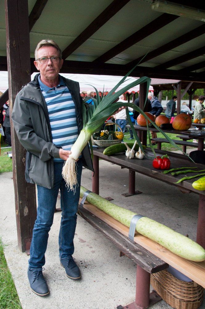 Piotr Holewa z Raciborza specjalizuje się w hodowli ogromnych warzyw. Na zdjęciu z wielkim porem. Obok niego na ławce widać tykwę wężową. To warzywo z afrykańskim rodowodem. Okaz widoczny na zdjęciu ma ponad dwa metry długości.