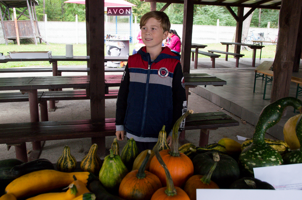 11-letni Filip Juraszek z Budzisk i wyhodowane przez niego warzywa.