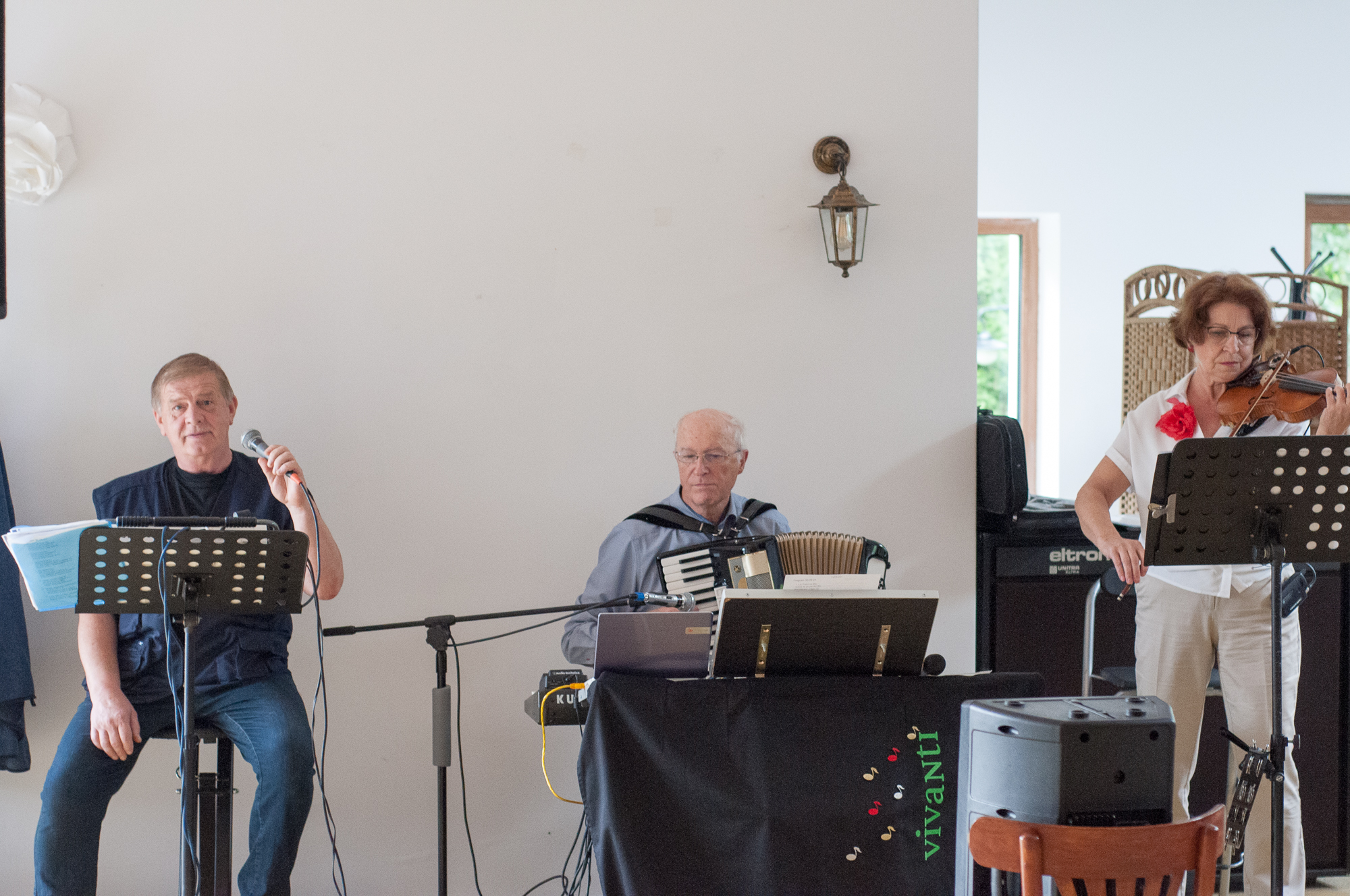 Roman Trad, Jan Dubiel i Wanda Korotusz zadbali o muzyczną stronę imprezy. Jan Dubiel prowadzi również chór, do którego należy wielu członków koła "Południe".