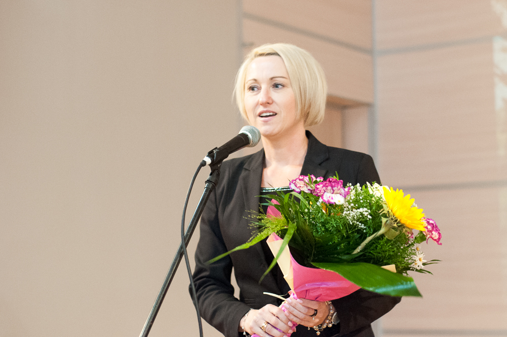 Sekretarz Krzyżanowic Małgorzata Krzemien złożyła seniorom życzenia i wręczyła kwiaty.