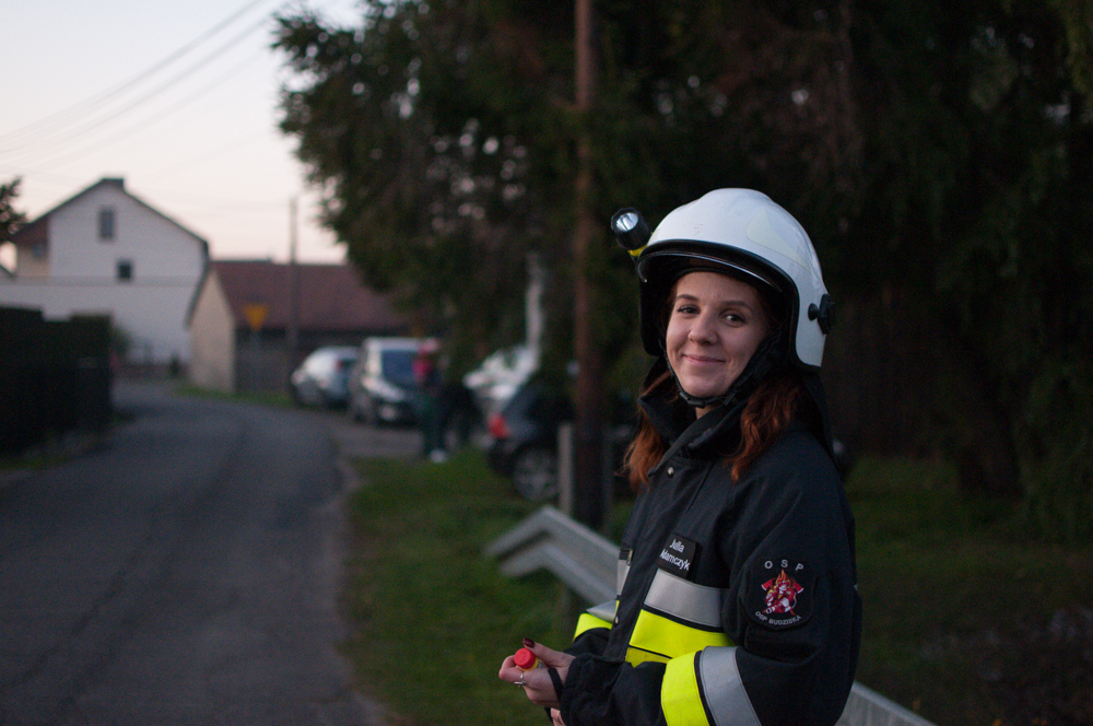 Julia Adamczyk jest aktywnym członkiem OSP Budziska od 2017 roku. Wtedy ukończyła 18 lat i wstąpiła do jednostki. Julia mieszka niedaleko remizy. Gdy syrena wyje na alarm, Julia Adamczyk jest pierwsza na miejscu zbiórki.