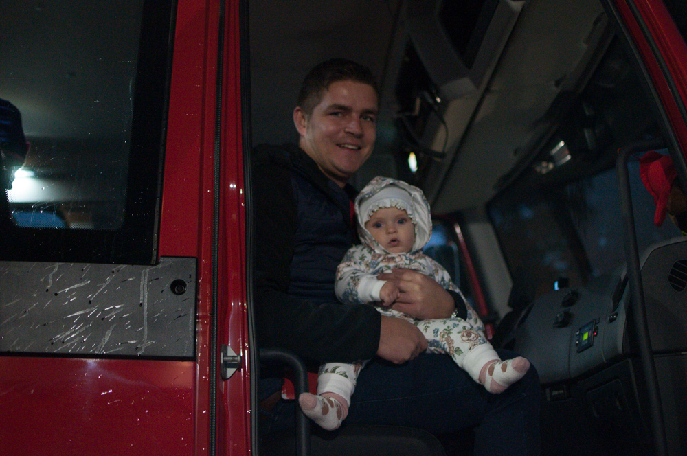 Damian Nowak z córką Amelią w nowym wozie. Niewykluczone, że gdy Amelia dorośnie, będzie pierwszą strażaczką w rodzinie.