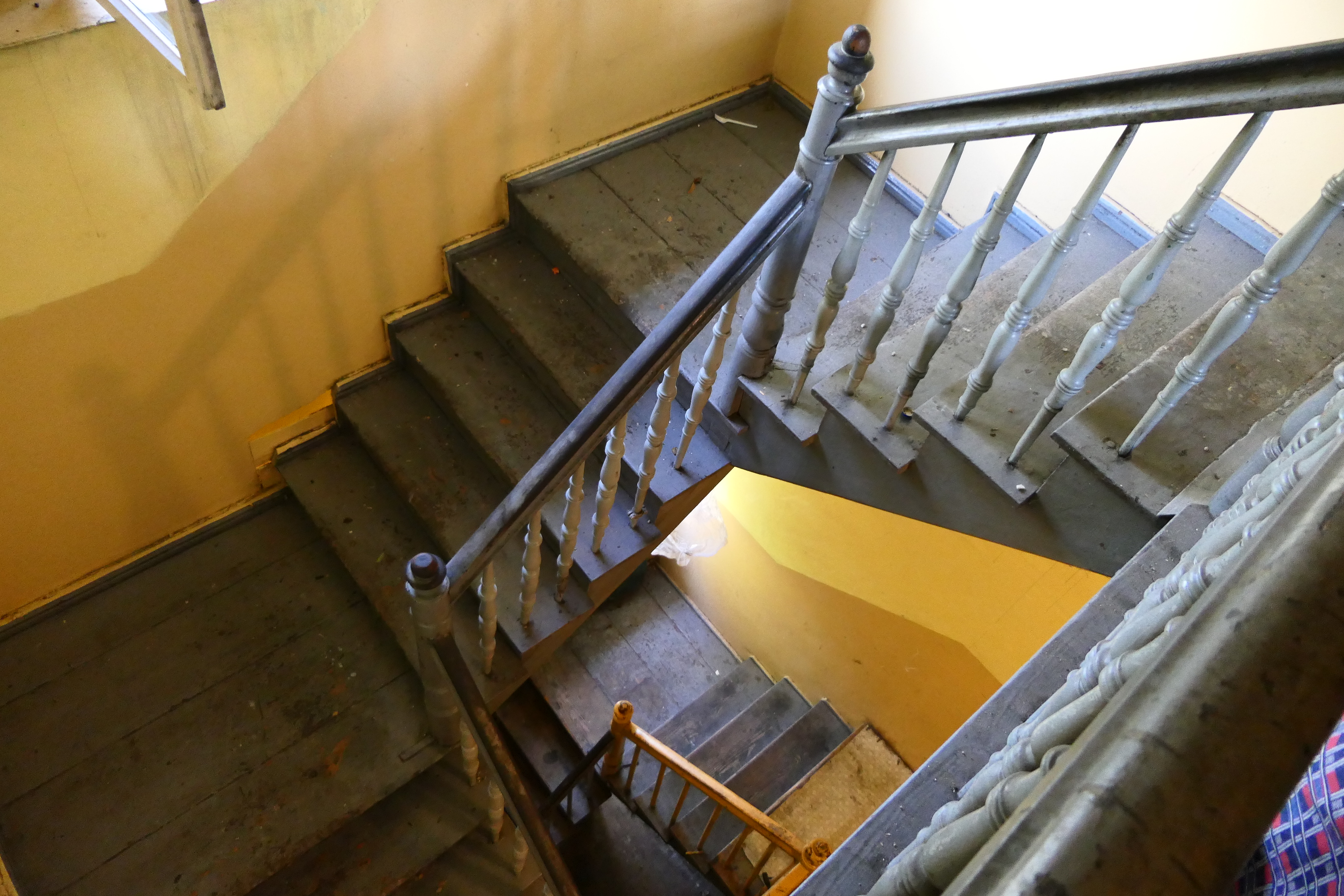 Zaplanowana przebudowa klatki schodowej jest konieczna ze względu na dostosowanie budynku do obowiązujących przepisów przeciwpożarowych.