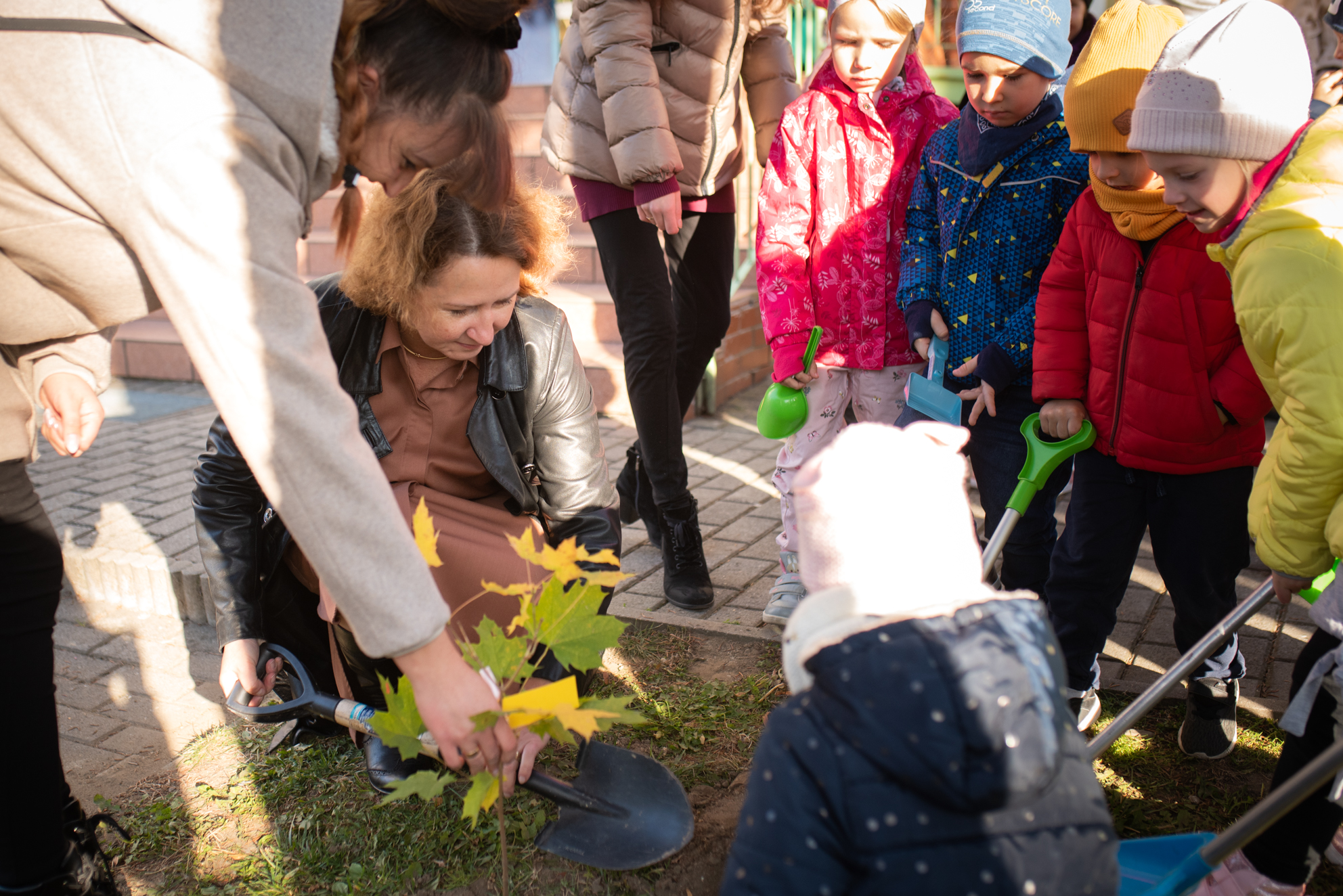 Wśród zaproszonych gości pojawiła się wiceprezydent Izabela Kalinowska (na zdjęciu w brązowej sukience), która pomogła dzieciom sadzić drzewa