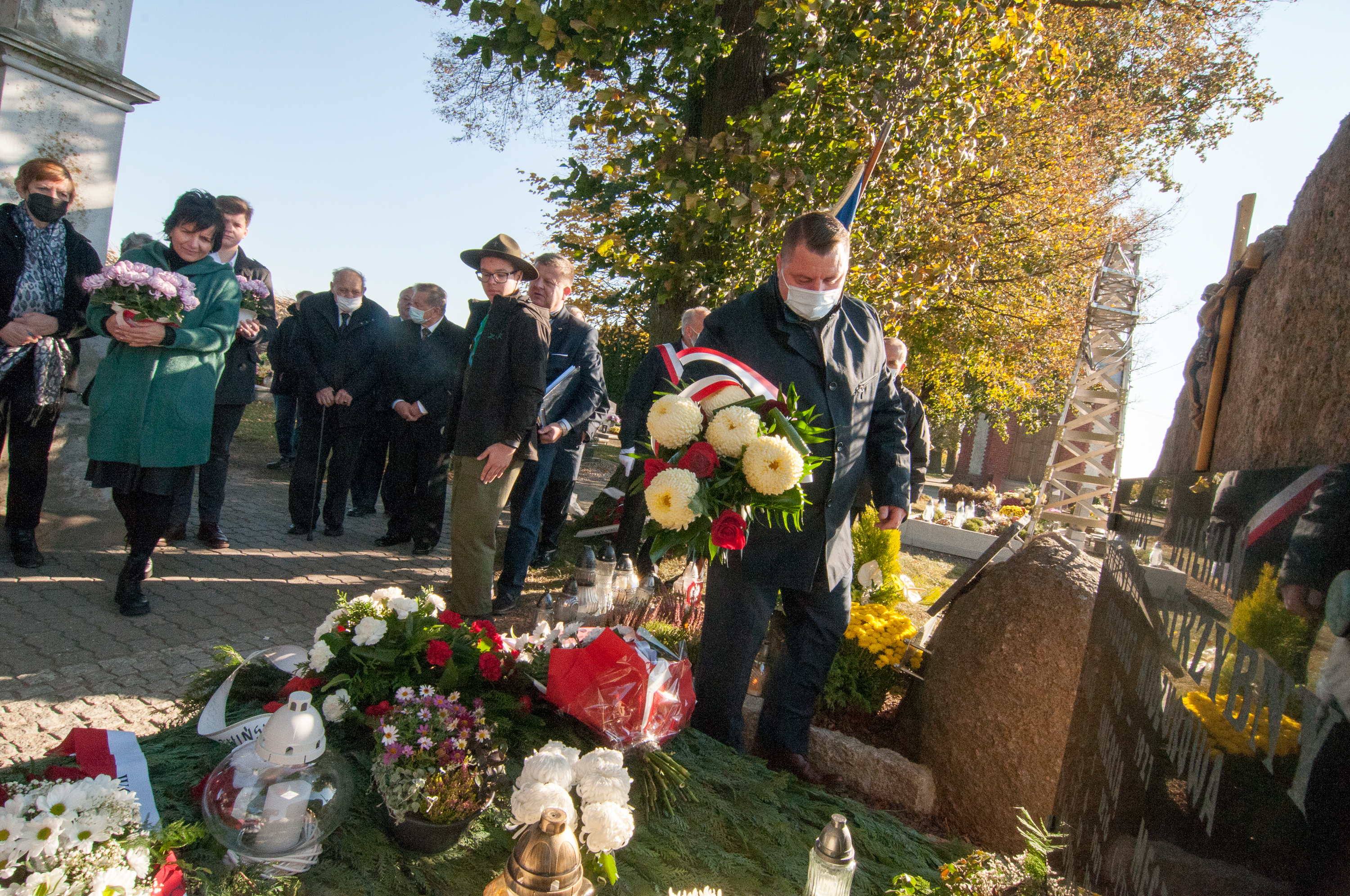 Zastępca wójta gminy Rudnik Tomasz Kruppa złożył kwiaty na grobie księdza Strzybnego.
