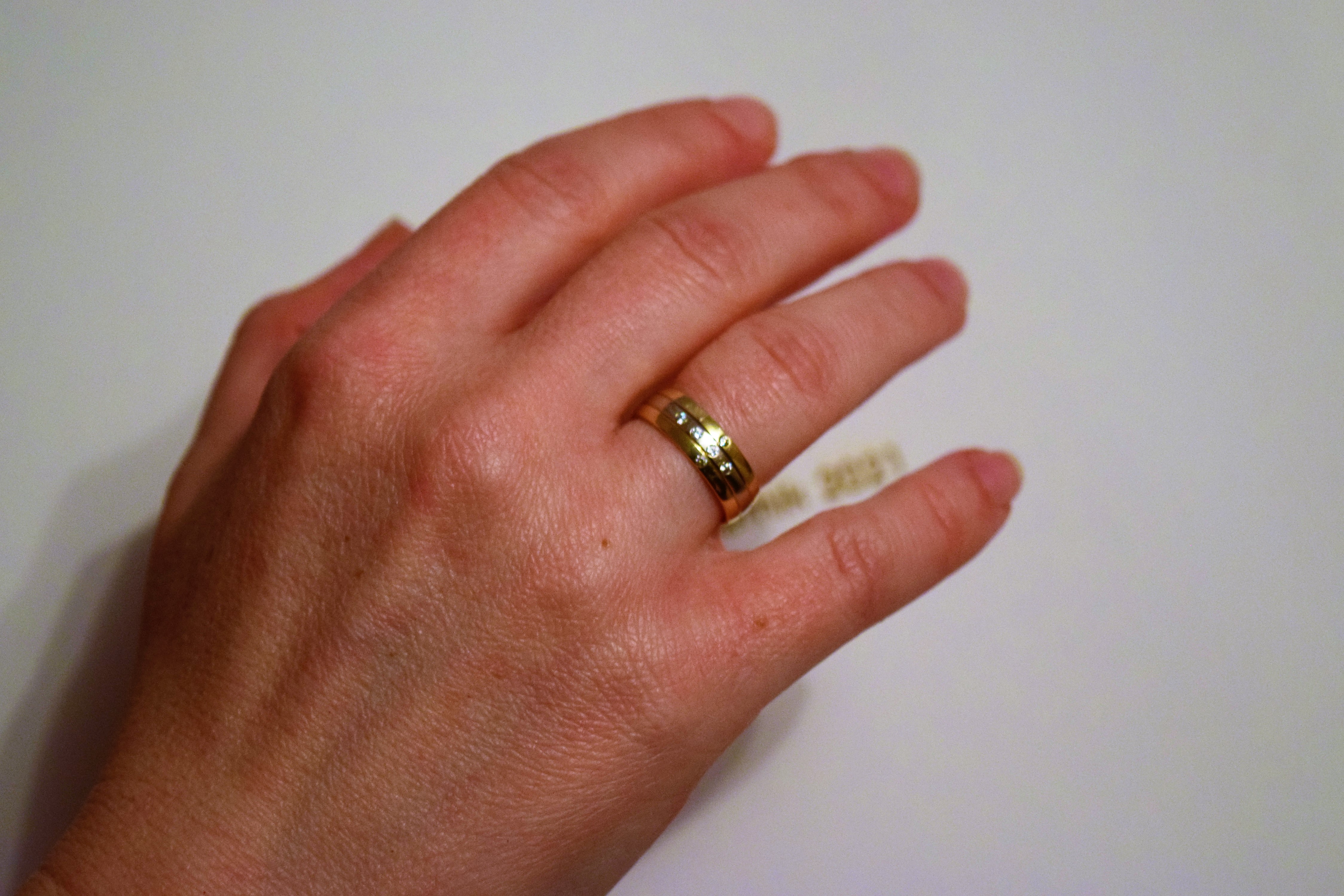 Widoczną oznaką zaślubin jest obrączka, noszona na serdecznym palcu prawej ręki