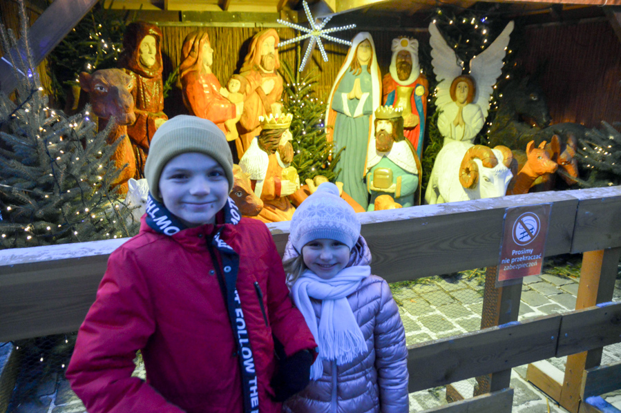 Szymon i Maja Matysiak przyjechali do Raciborza z rodzicami, aby odwiedzić dziadków i wspólnie świętować Boże Narodzenie. Podczas pobytu w rodzinnym mieście swoich rodziców znaleźli chwilę, aby wybrać się na rynek. Po odwiedzeniu szopki, kolejnym punktem programu było lodowisko.