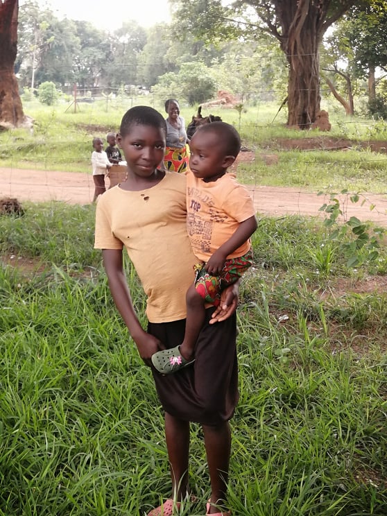 Na zdjęciu jedna z kobiet wraz z dzieckiem
