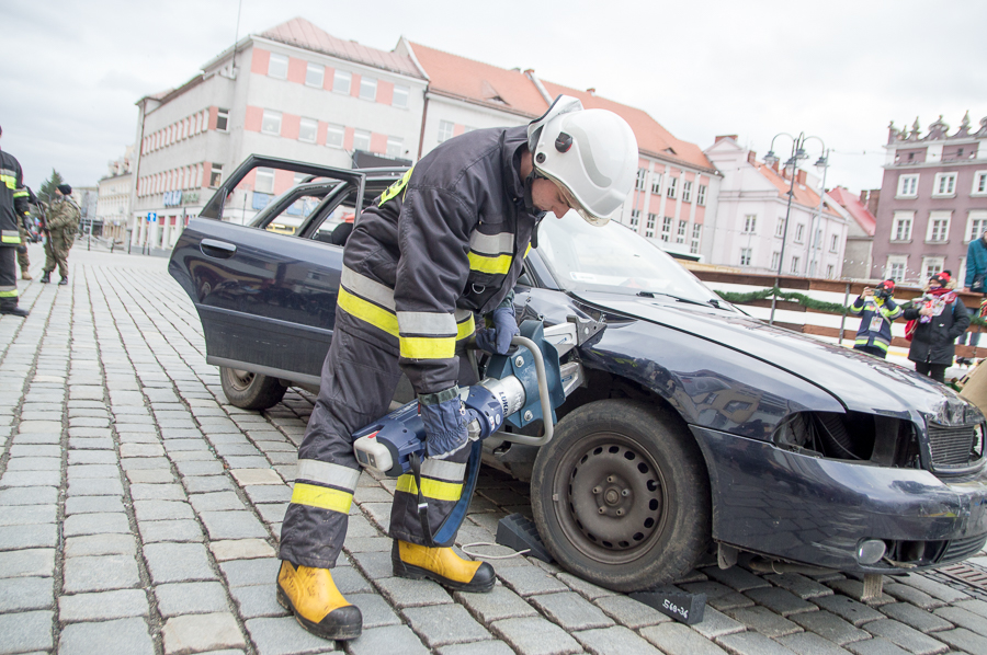 Pokaz ratownictwa technicznego w wykonaniu strażaków-ochotników. Aby wydobyć pozoranta z pojazdu, konieczne było pocięcie samochodu na kawałki.