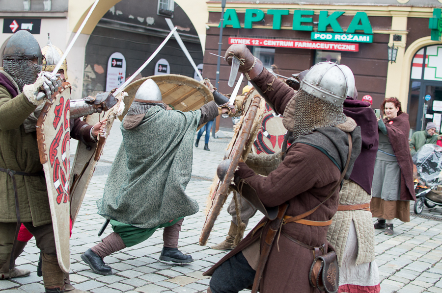 Widowiskowe pokazy walk w realiach wczesnego średniowiecza to specjalność raciborskich Drengów.