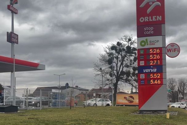 Ceny paliw na stacji Orlen w Chałupkach. Benzyna bezołowiowa kosztuje tam o 29% mniej niż w Czechach, olej napędowy jest tańszy o około 23%.