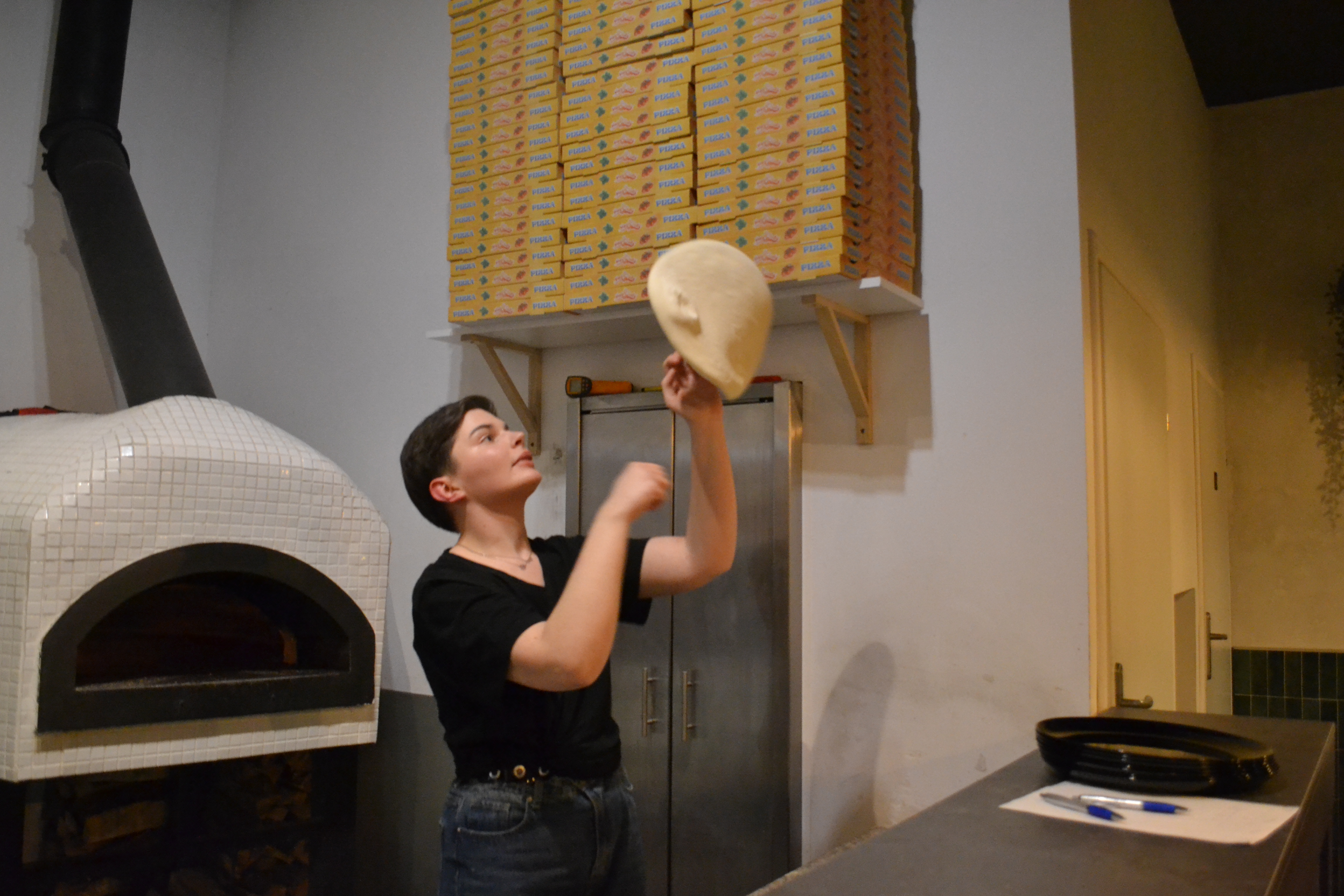 Jedna z pracownic Silesiany, Julia Harazim to prawdziwy człowiek renesansu – robi pizzę, jest kelnerką, a nawet dostawcą