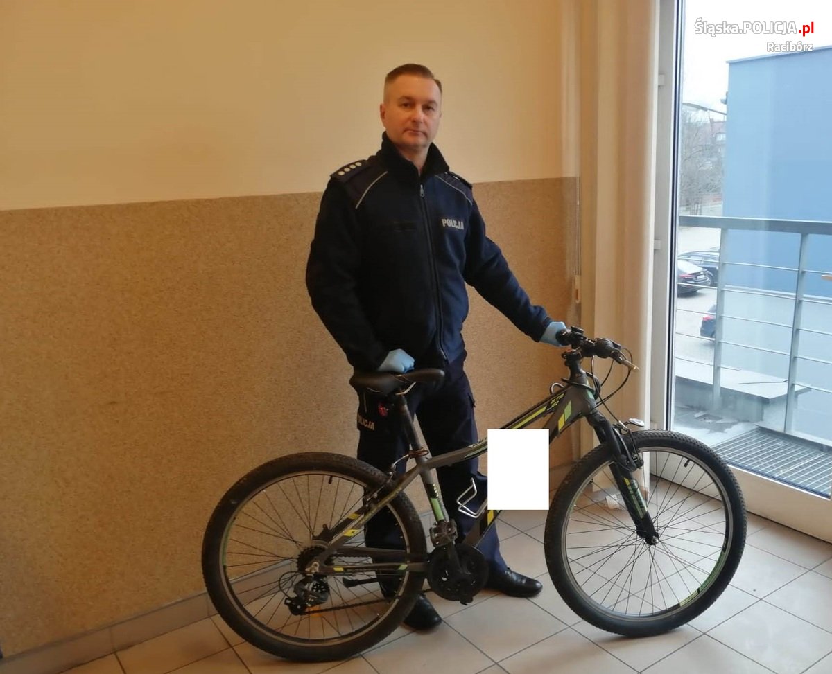 Skradziony rower, który udało się odzyskać policjantom (na zdj. nadkom. Mirosław Szymański, rzecznik prasowy Komendy Powiatowej Policji w Raciborzu).