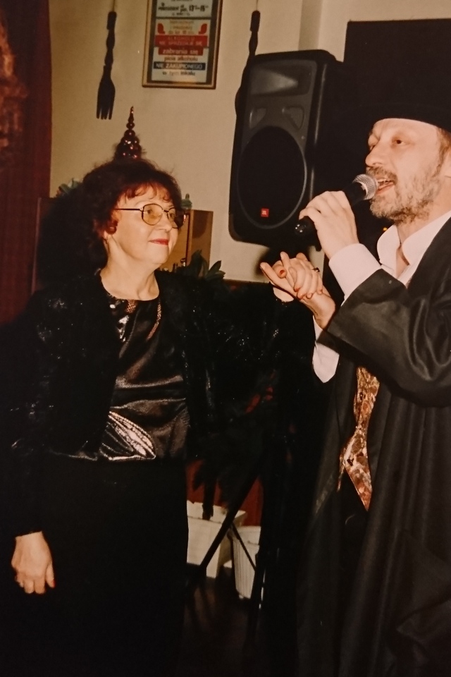 Z piosenkarzem Bogusławem Mecem na balu karnawałowym w 1996 roku.