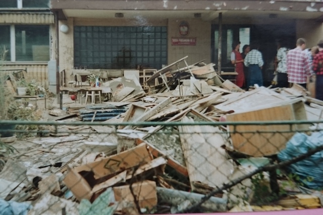 Szkoła Podstawowa nr 10 po powodzi w lipcu 1997 roku.
