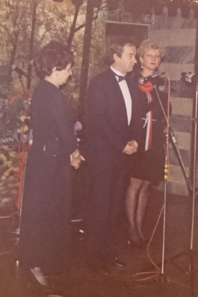 Prezydent Andrzej Markowiak przemawia na balu „Dziesiątki”. Z lewej stoi dyrektor szkoły Henryka Białuska, z prawej prowadząca konferansjerkę Bernadeta Chłapek.