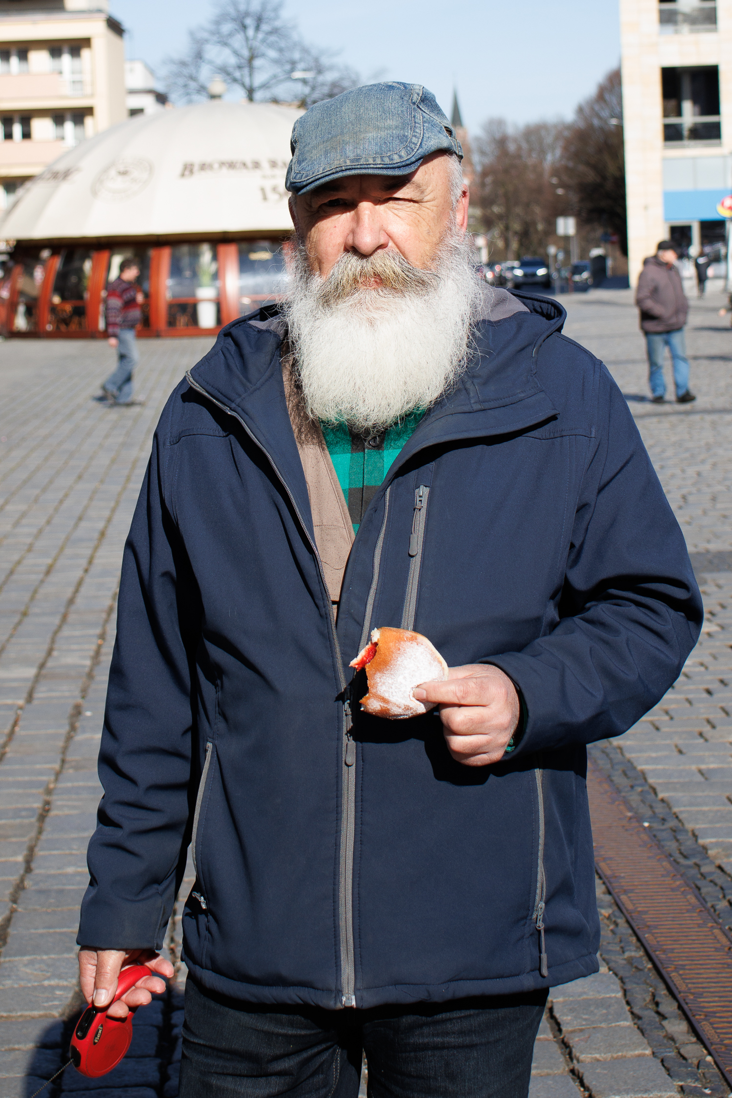 Pan Eryk z Kędzierzyna-Koźla uwielbia pączki na ciepło z dżemem. Zjadł jednego, a planuje zjeść trzy!