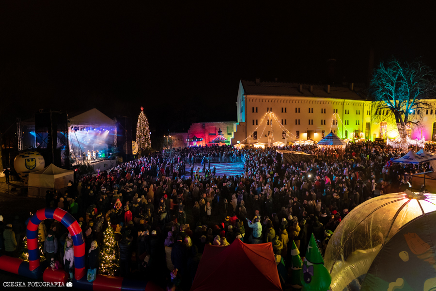 W sobotni wieczór zamkowe mury odwiedziło mnóstwo ludzi aby posłuchać braci Golec oraz poczuć magię Świąt.